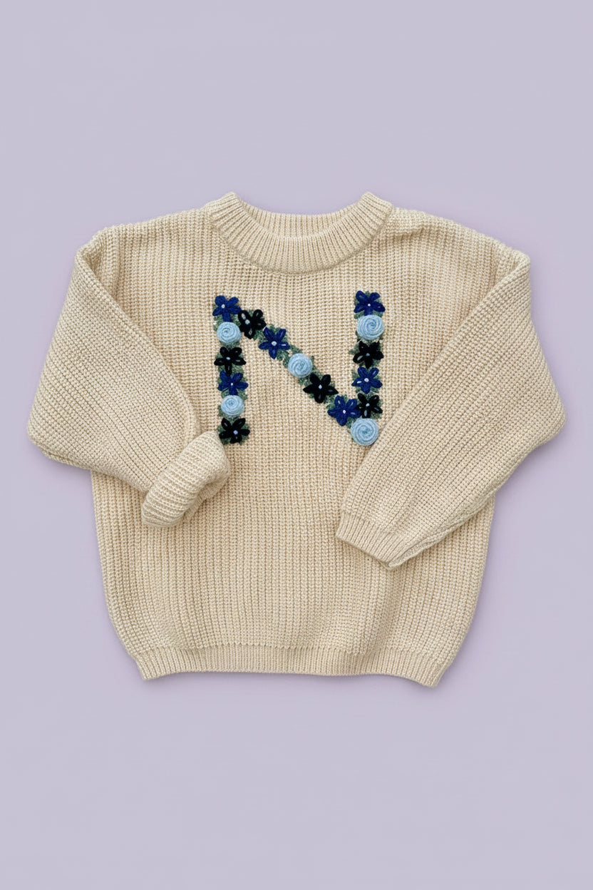 Blombrodererad tröja med initial - beige