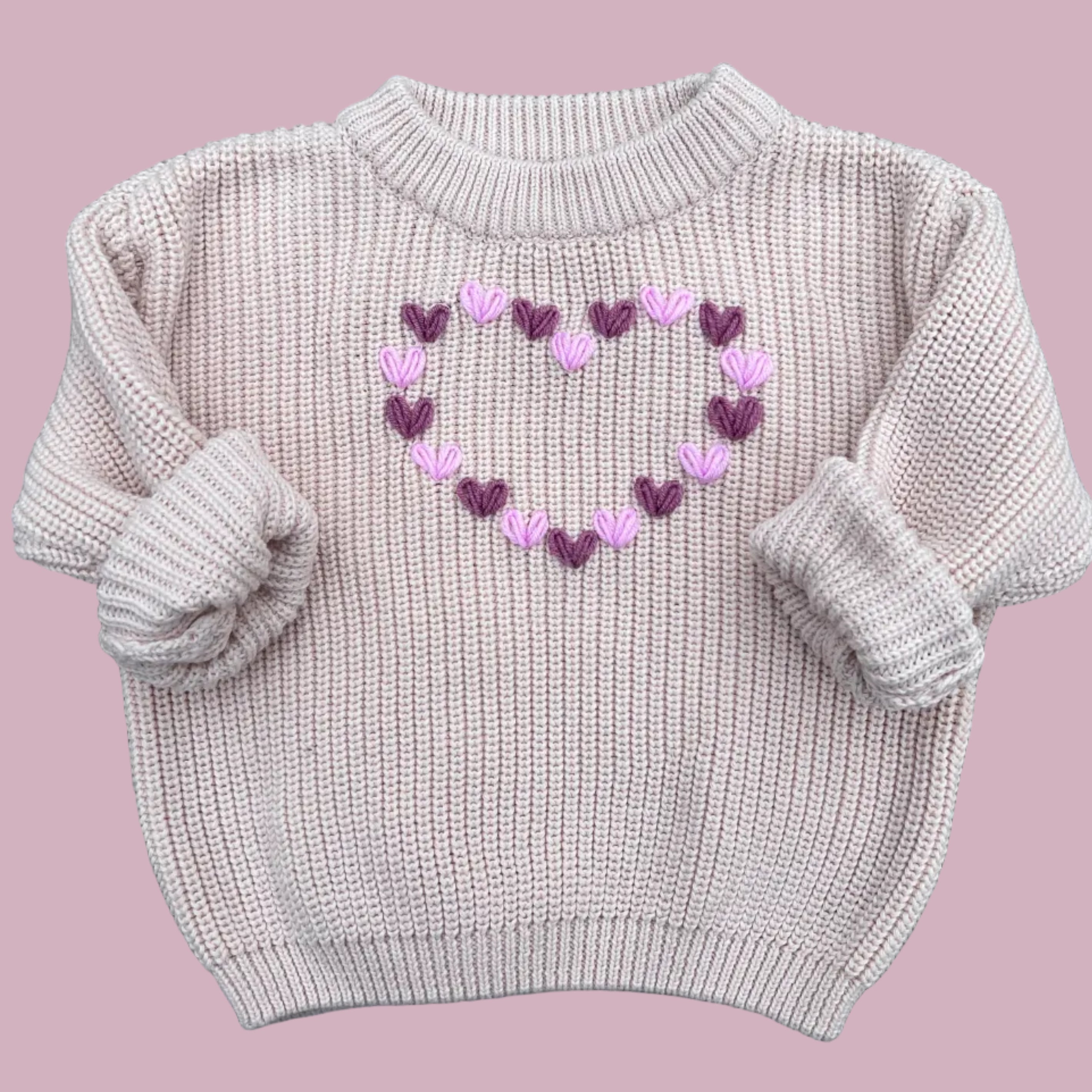 Handbroderad beige stickad tröja – hjärtmönster