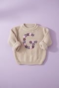 Blombrodererad tröja med initial - beige