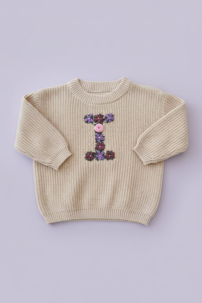 Blombrodererad tröja med initial - beige