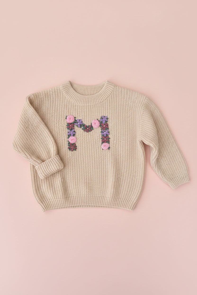 Blombrodererad tröja med initial - beige
