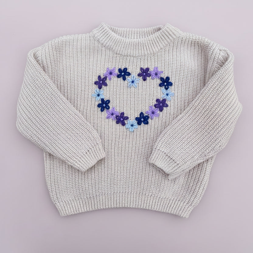 Handbroderad beige stickad tröja – hjärtmönster